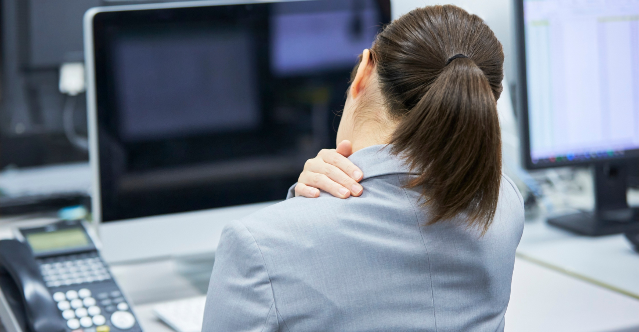 Dolori al collo e lavoro d'ufficio: consigli e rimedi Dolori al collo e lavoro d'ufficio: consigli e rimedi